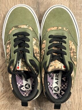 Airwalk Boys Size 4 Green Camo Skate Shoes Low Top Sneakers Streetwear